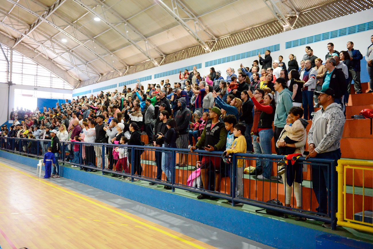 Uma multidão assistindo a um jogo de basquete.