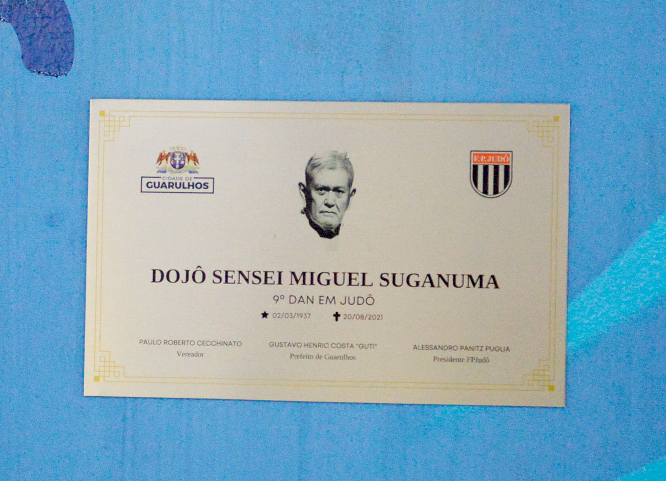 Placa em homenagem ao sensei Miguel Suganuma, uma das principais referências do judô no Brasil.