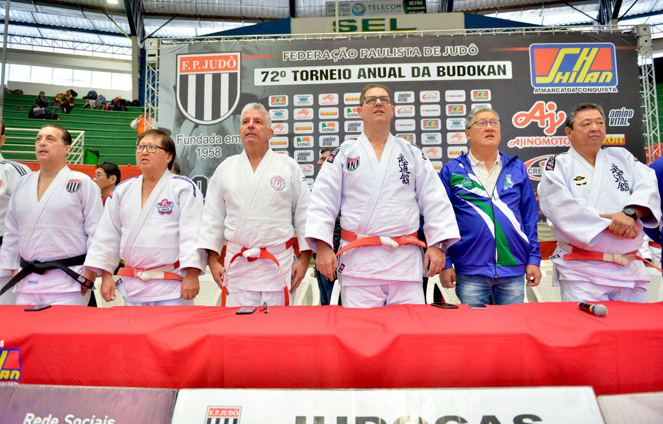 Grupo de judocas posando para foto na 72ª edição do Torneio Budokan, mostrando tradição e história.