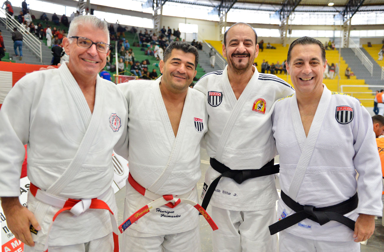 Quatro homens posam para foto na 72ª edição do Torneio Budokan, mostrando tradição e história no segundo ano dessa parceria transformadora.
