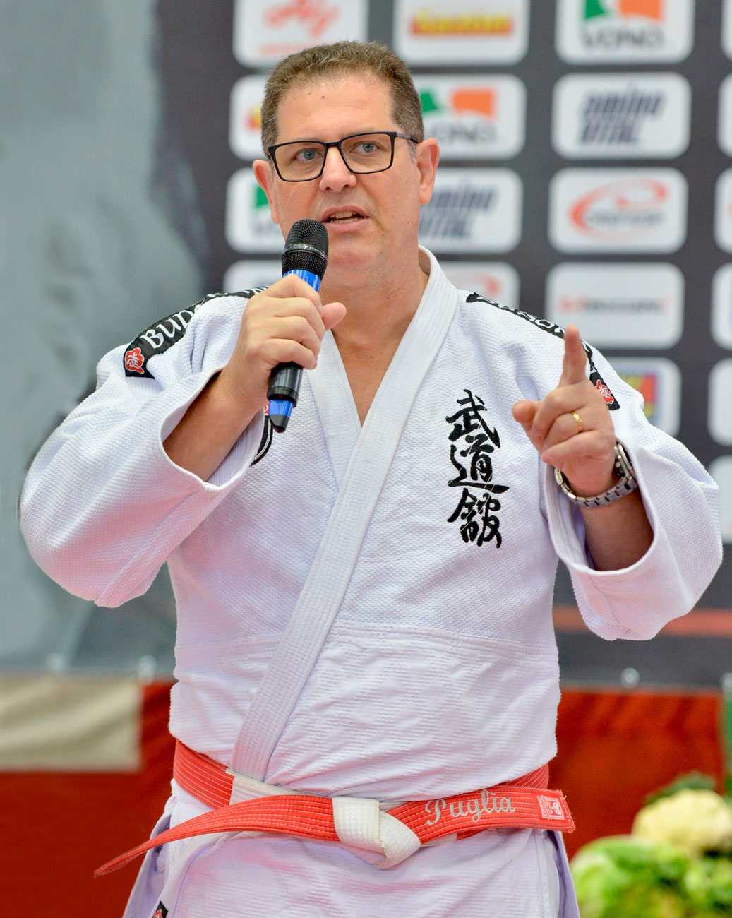 Um homem com uniforme de karatê participando da 72ª edição do Torneio Budokan, mostrando tradição e história no segundo ano dessa parceria transformadora.